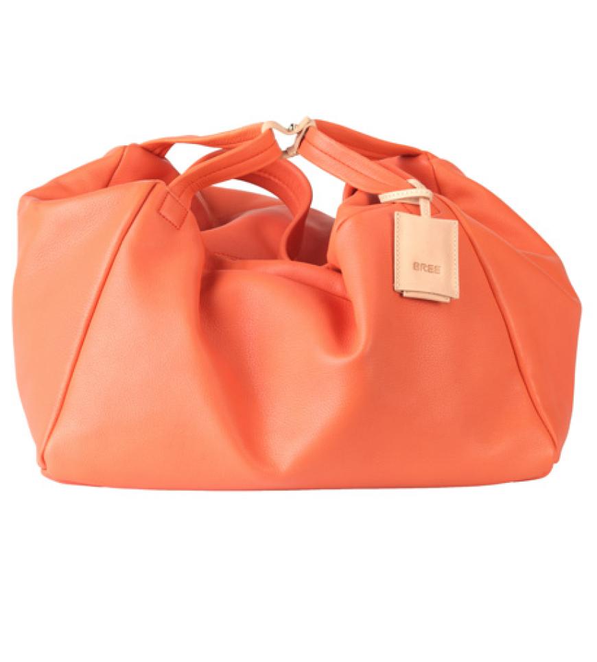 Macht Sommerlaune: Sporttasche von Bree in saftigem Apricot, ca. 300 Euro