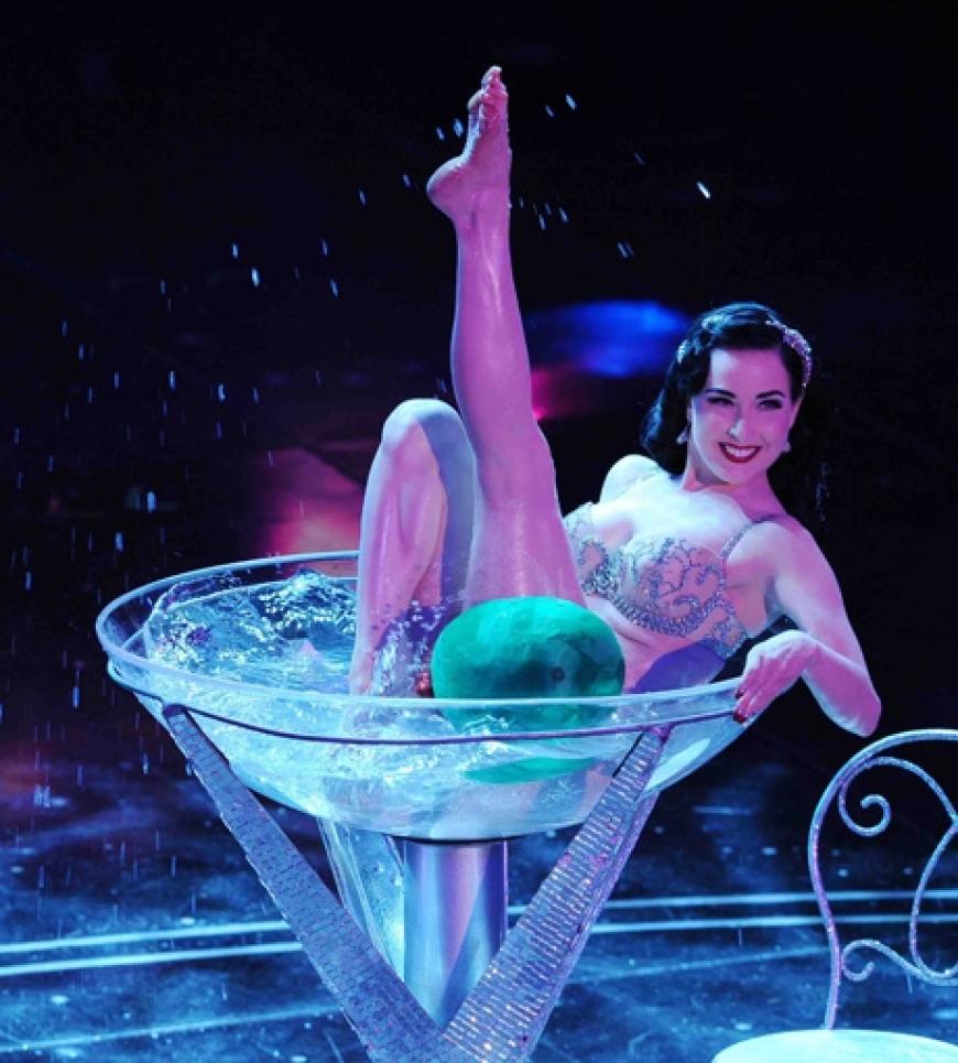 Am liebsten räkelt sich Dita von Teese in einem übergroßen Martini-Glas. Sehr heiß!