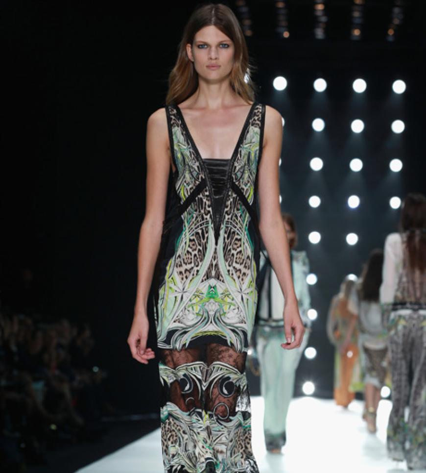 Animalisch geht es bei Roberto Cavallis Spring/Summer Kollektion zu. Exotische Muster und Animalprints machen aus jeden Mauerblümchen eine wilde Raubkatze.