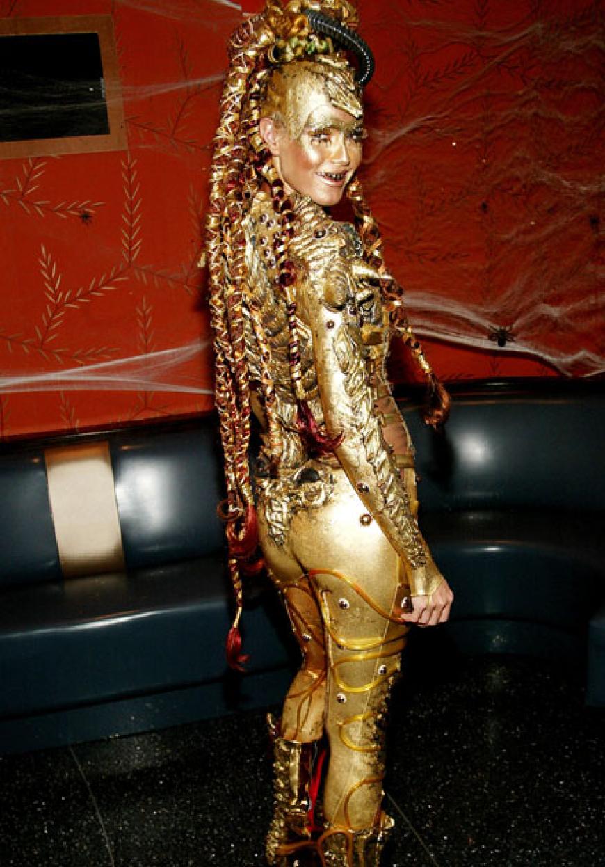 Goldfinger? 2004 sorgte das Model in einem hautengen, goldfarbenen Bodysuit für Aufsehen. Wenn so die Aliens aussehen, dann können sie kommen!