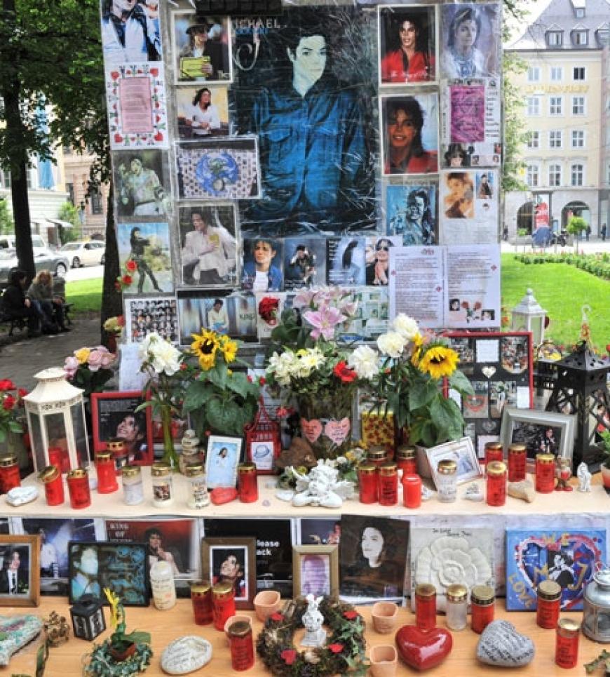 Der Todestag jährt sich: Am 25. Juni 2009 starb Michael Jackson. Noch heute trauern Fans auf der ganzen Welt um seinen Verlust. OK! zeigt noch einmal die besten Bilder aus Jackos Leben. Ein Andenken an einen Superstar