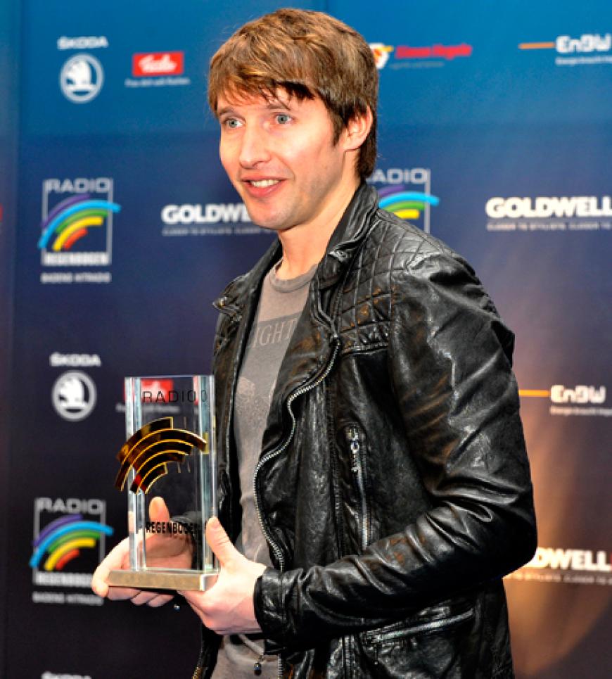 Der britische Superastar James Blunt hält stolz seine Auszeichnung in die Kameras