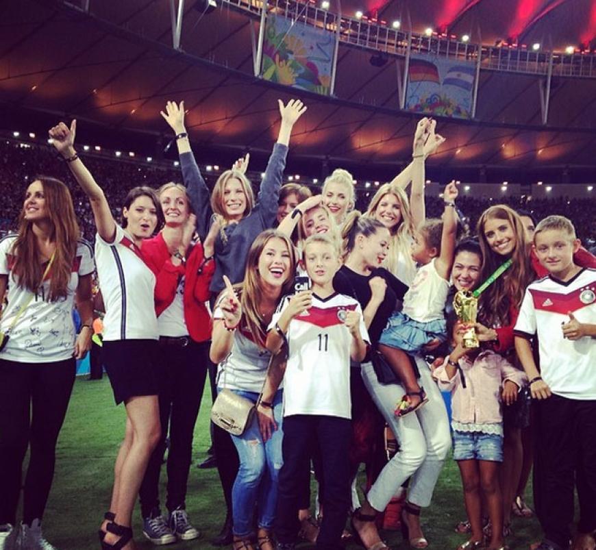 Alle Spielerfrauen auf einem Bild!