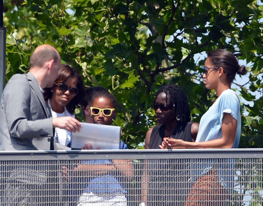 Sie lassen sich die Historie erklären. Sogar Baracks Halbschwester Auma Obama ist dabei