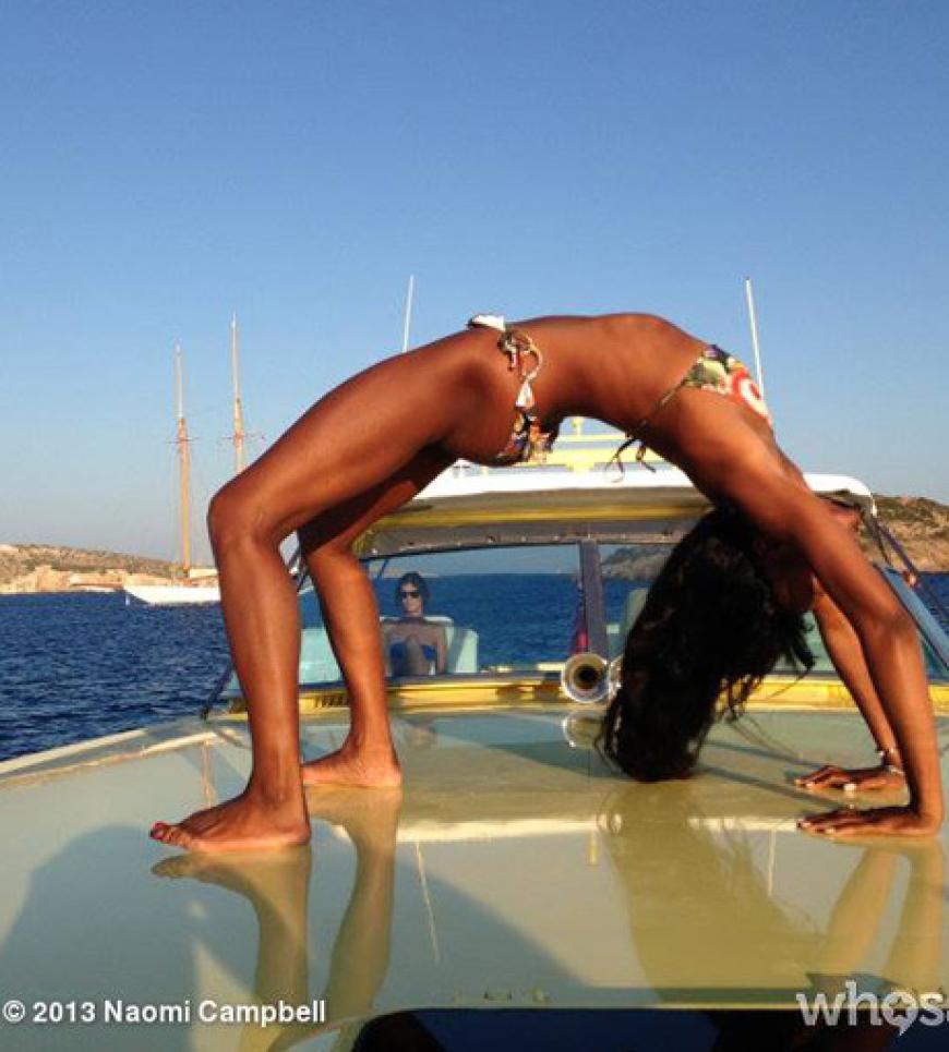 Yogaposing mit Naomi Campbell! Das Supermodel verrenkt sich auf dem offenen Meer
