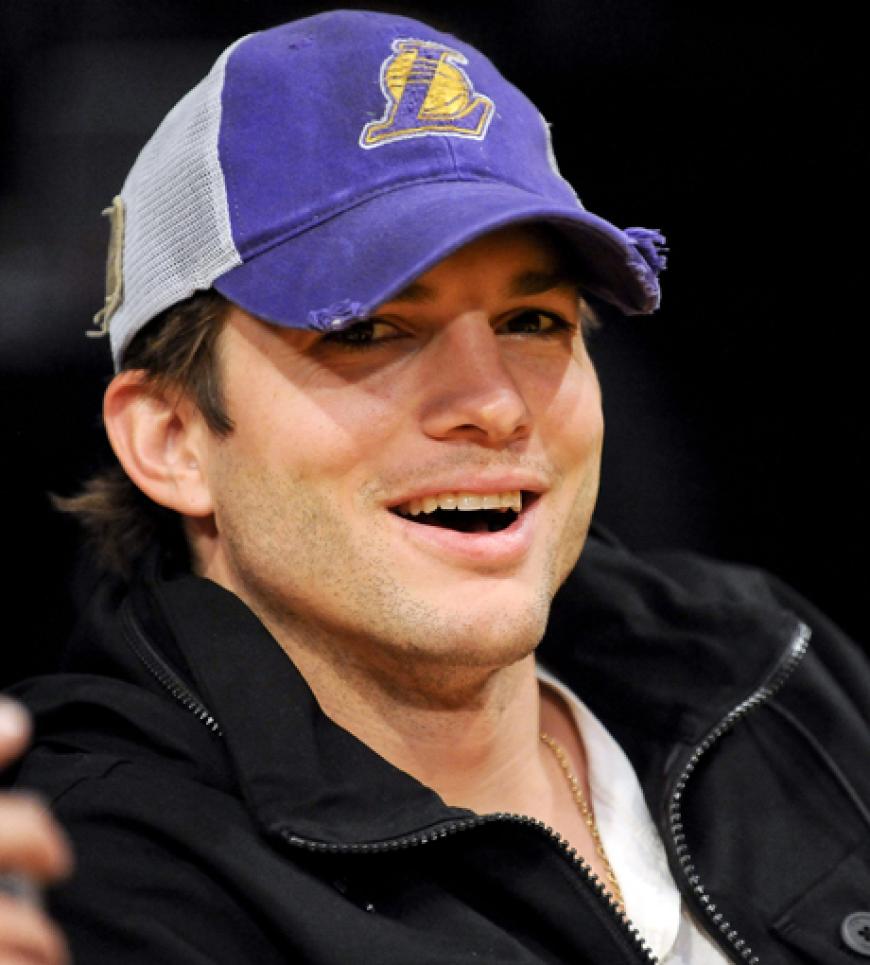 Gut gelaunt entspannt Ashton Kutcher beim Spiel der LA Lakers gegen die Memphies Grizzlies
