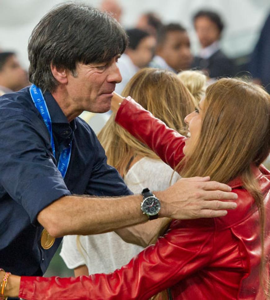 Gratulation an den Mann, der den Sieg möglich machte - Cathy Fischer gratuliert Jogi Löw