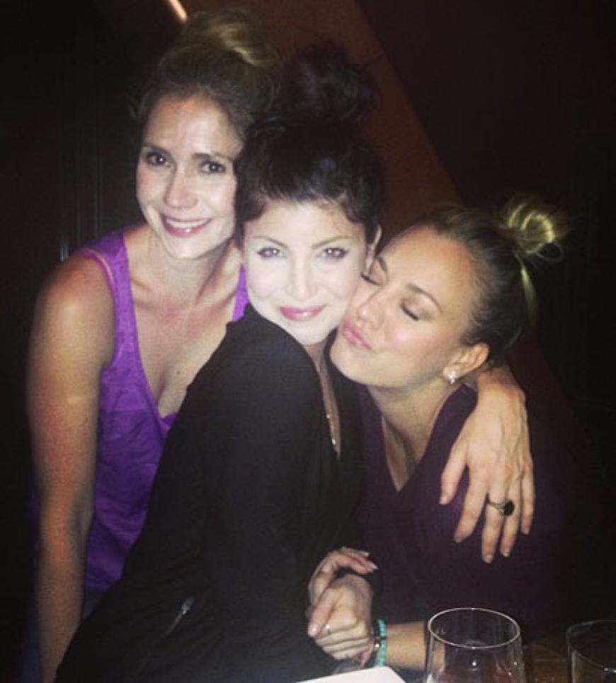 Mit ihrer Mama und Schwester Briana begoss Kaley die Verlobung