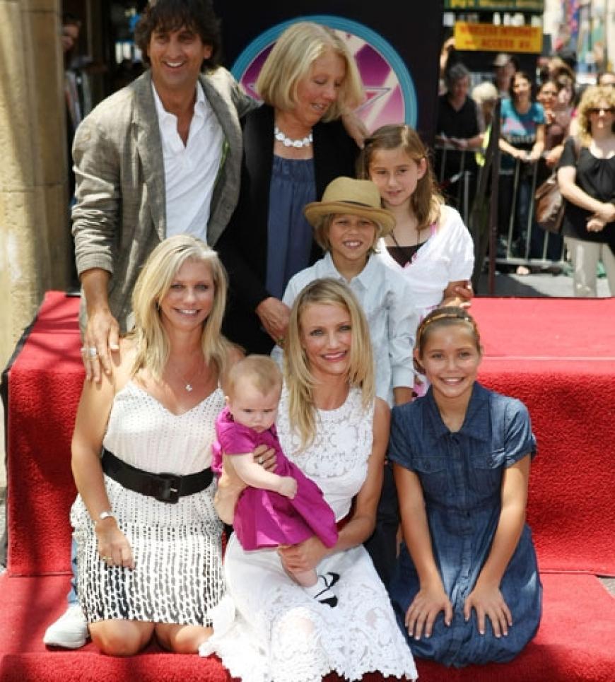 Wie süß - Cameron Diaz hält ihre Nichte auf dem Arm