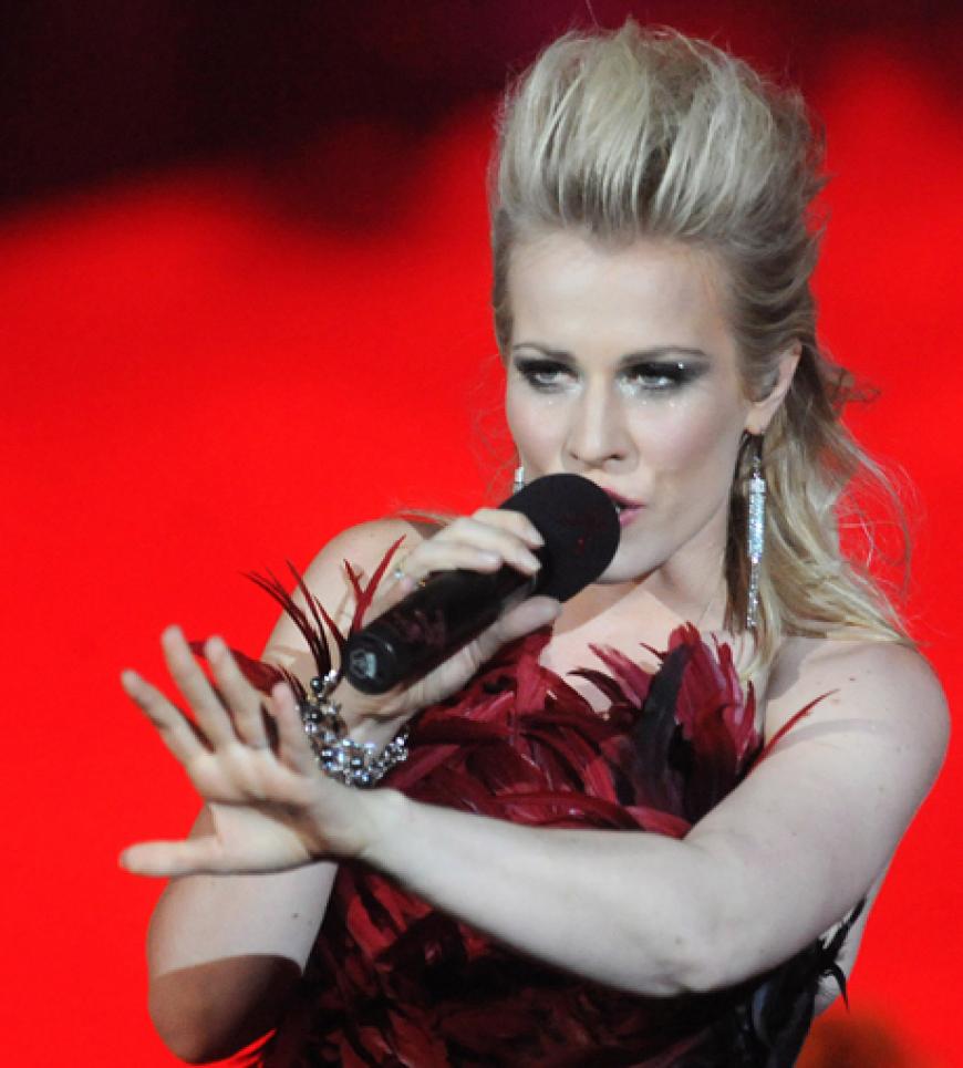 Natasha Bedingfield performt live auf der Bühne