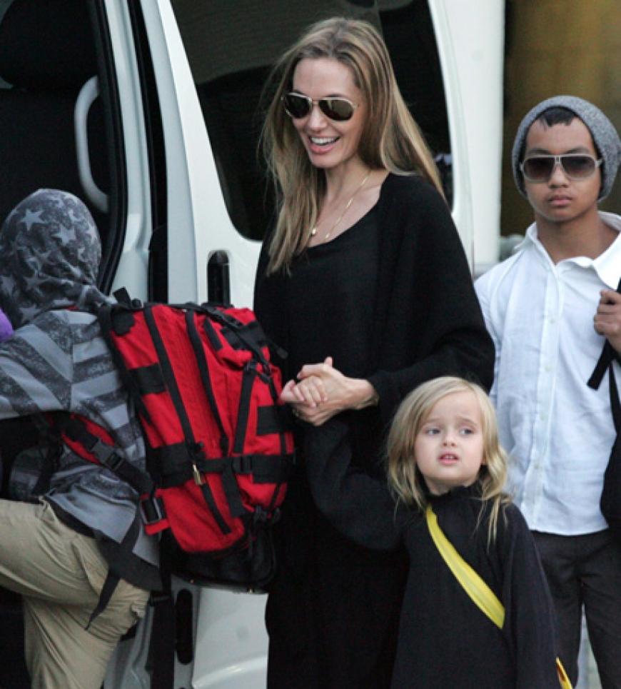 Hier kommt Angelina Jolie mit einem Teil ihrer XXL-Rasselbande in Sydney an