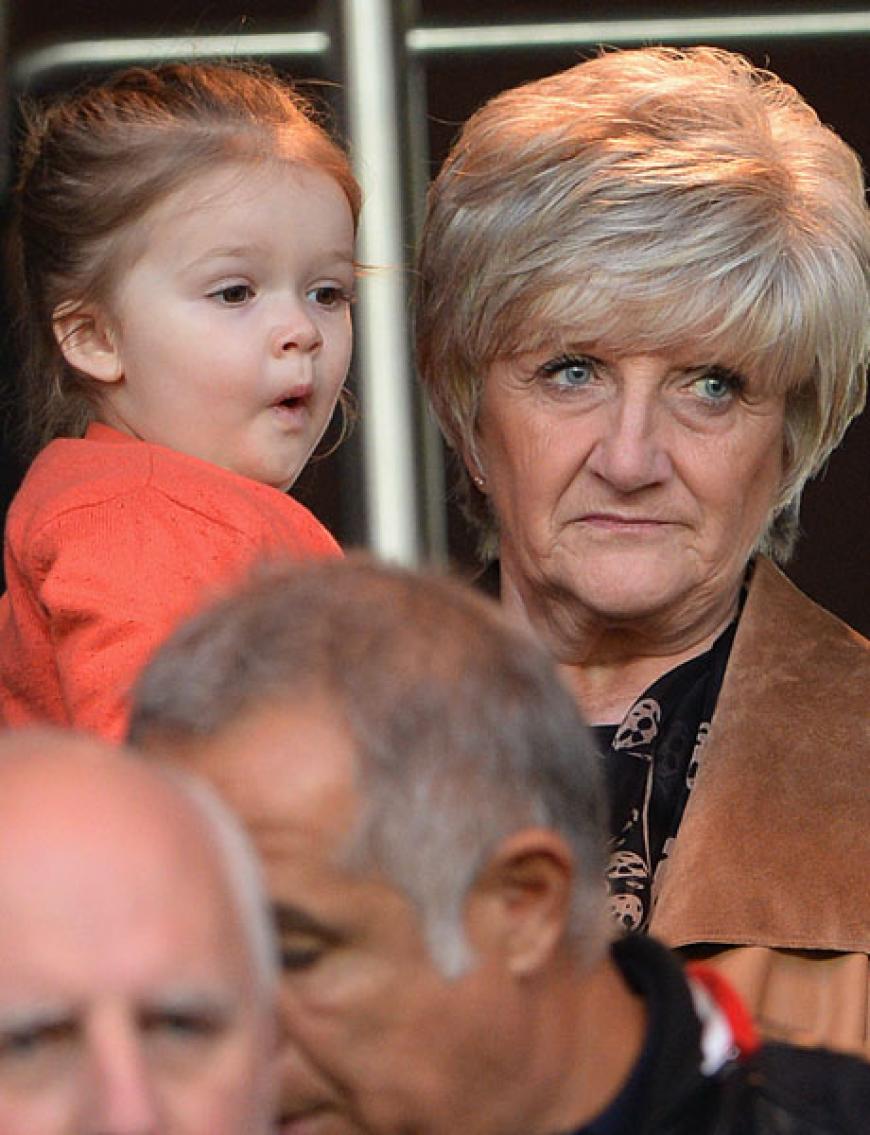 Und auch zu ihrer Großmutter´ Sandra Georgina (Mutter von David Beckham) hat Harper ein sehr gutes Verhältnis