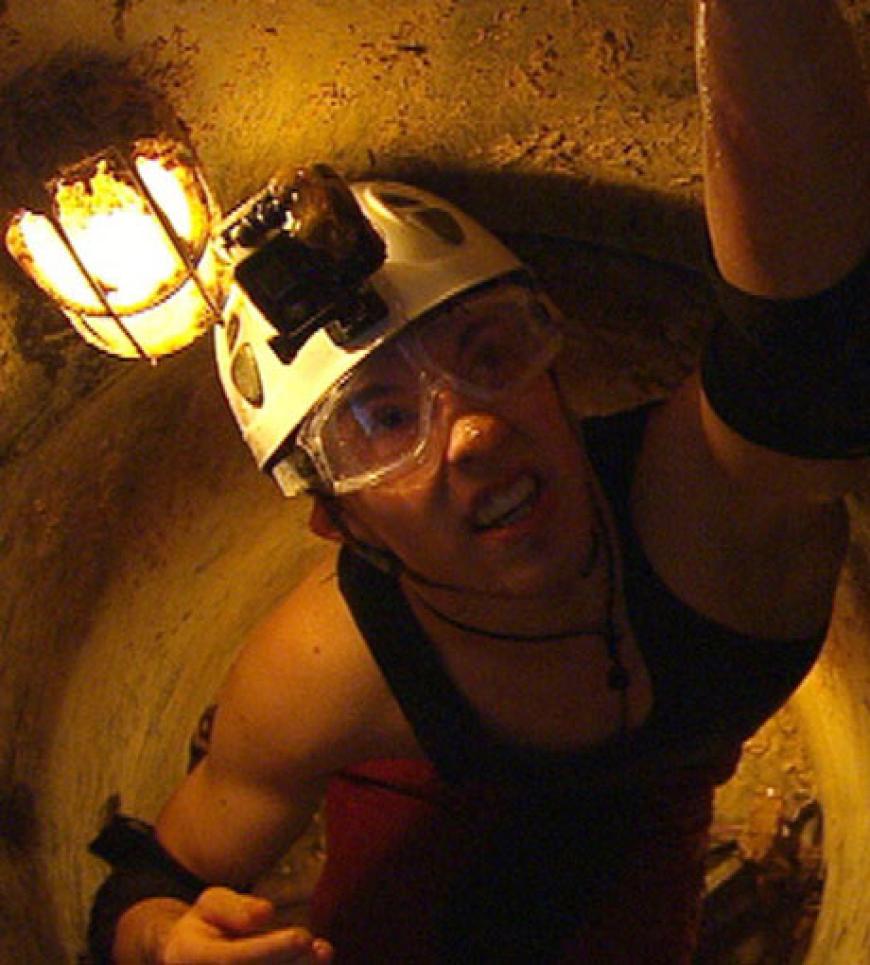 Die Stars haben Joey Heindle ins Abflussrohr geschickt. Das Camp-Küken krabbelt in die Dschungelkloake und geht in dem modrigen Abwassersystem auf die Suche nach den neun Sternen