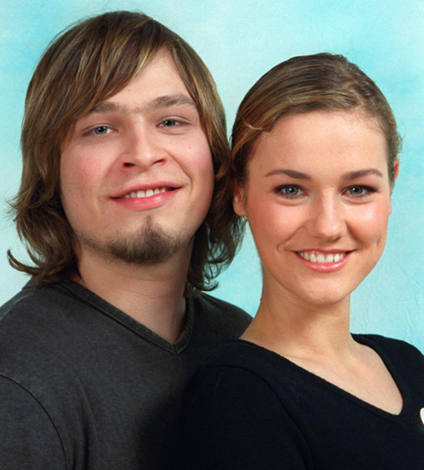 Hier post sie gemeinsam mit Kollege Tim Sander (Kai Scholl).
