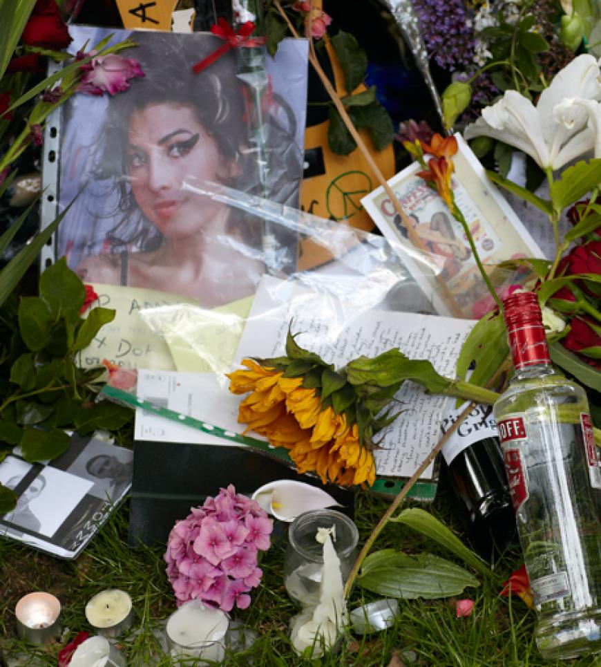 Fans trauern um einen Superstar: Vor Amys Wohnhaus in London wurden Blumen, Briefe und andere Gedenkstücke niedergelegt. Winehouses 2006 veröffentlichtes Album