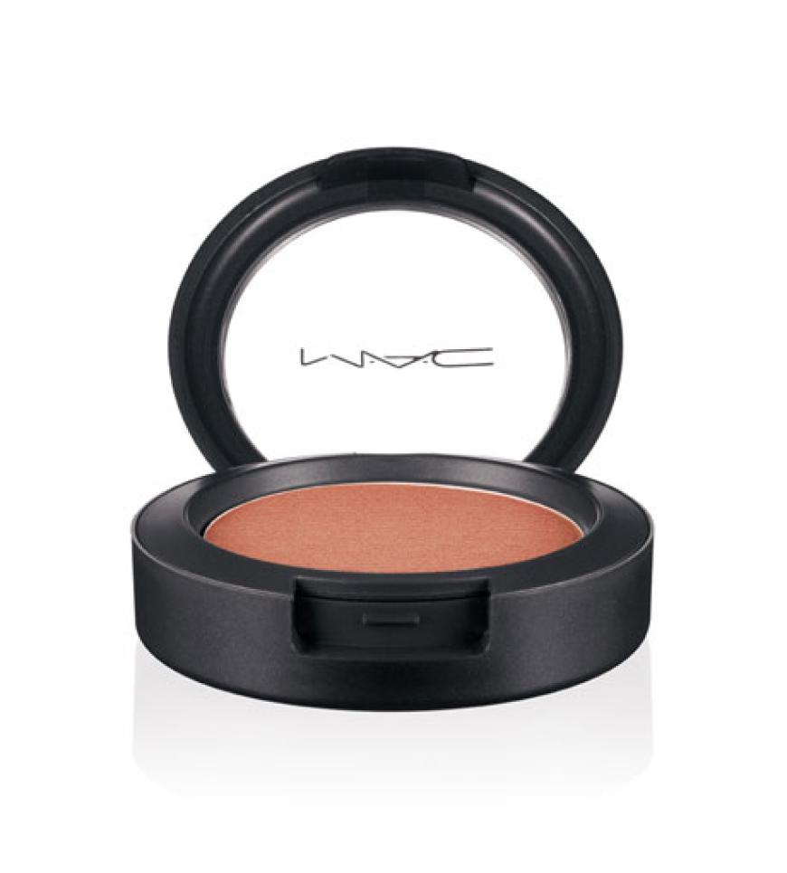 Anschließend zaubert Nicole mit einem Blush einen Glow auf die Wangen. Das bronzefarbene Rouge etwas unterhalb des Wangenknochens auftragen, das schmälert das Gesicht.