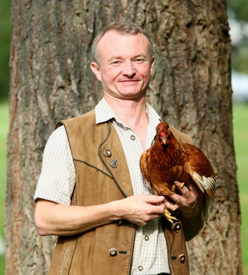 Der heitere Hühnerwirt Jürgen, 42, aus Oberfranken lebt mit seinem Onkel auf einem Hof mit knapp 1000 Hühnern und Küken, 70 Enten, 30 Hasen und 5 Meerschweinchen´