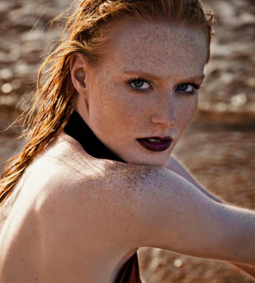Maike bei ihrem Editorial-Shooting am Strand