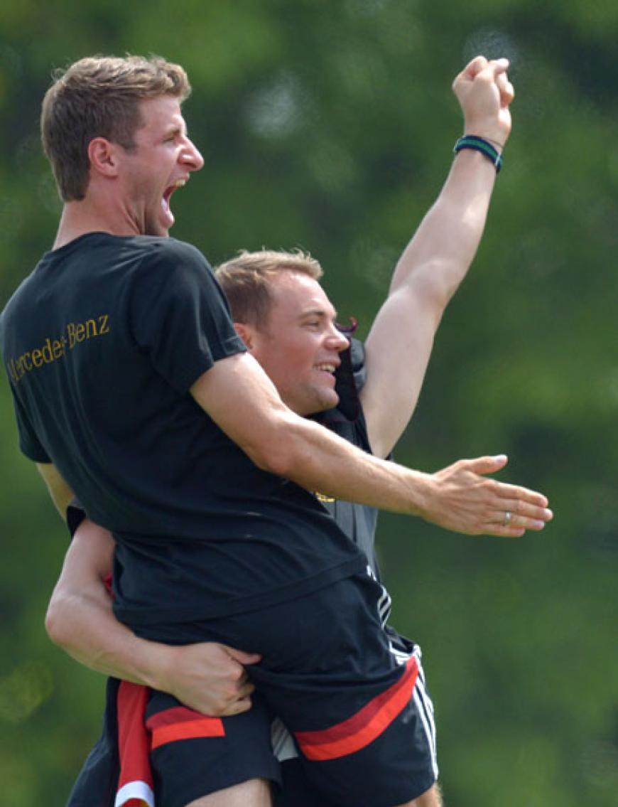 Und alle Müllers fliegen hoch! Manuel Neuer stemmt den Torjäger