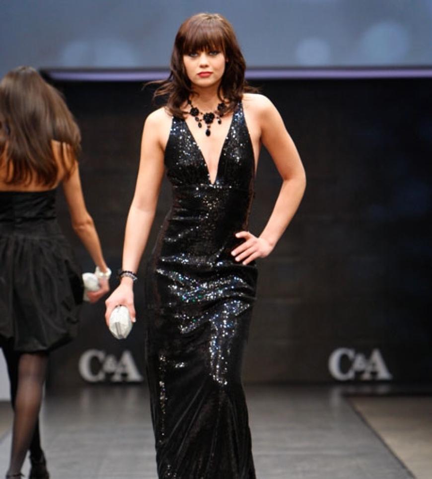 Das hübsche Nachwuchs-Model im Diva-Look. Mit diesem Hollywood-Kleid könnte Jessica auch zur Oscar-Verleihung gehen. Sexy, feminin und glamourös. Copyright: C&A
