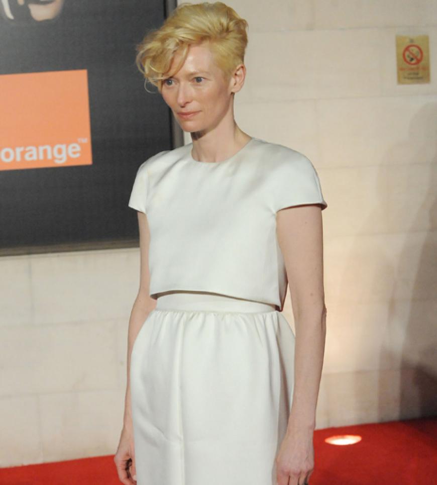Tilda Swinton kam in Unschuldsweiß