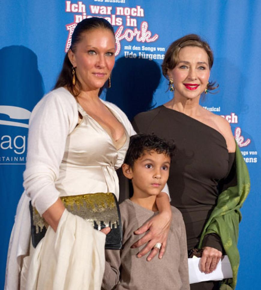 In der Zeit, wo Allegra Curtis (l.) im "Dschungelcamp" war, hat Mama Christine Kaufmann (r.) auf ihren Enkel aufgepasst In der Zeit, wo Allegra Curtis (l.) im "Dschungelcamp" war, hat Mama Christine Kaufmann (r.) auf ihren Enkel aufgepasst