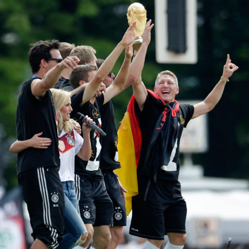 Der große Mats Hummels kriegt nen Hüftgriff von der kleinen Helene