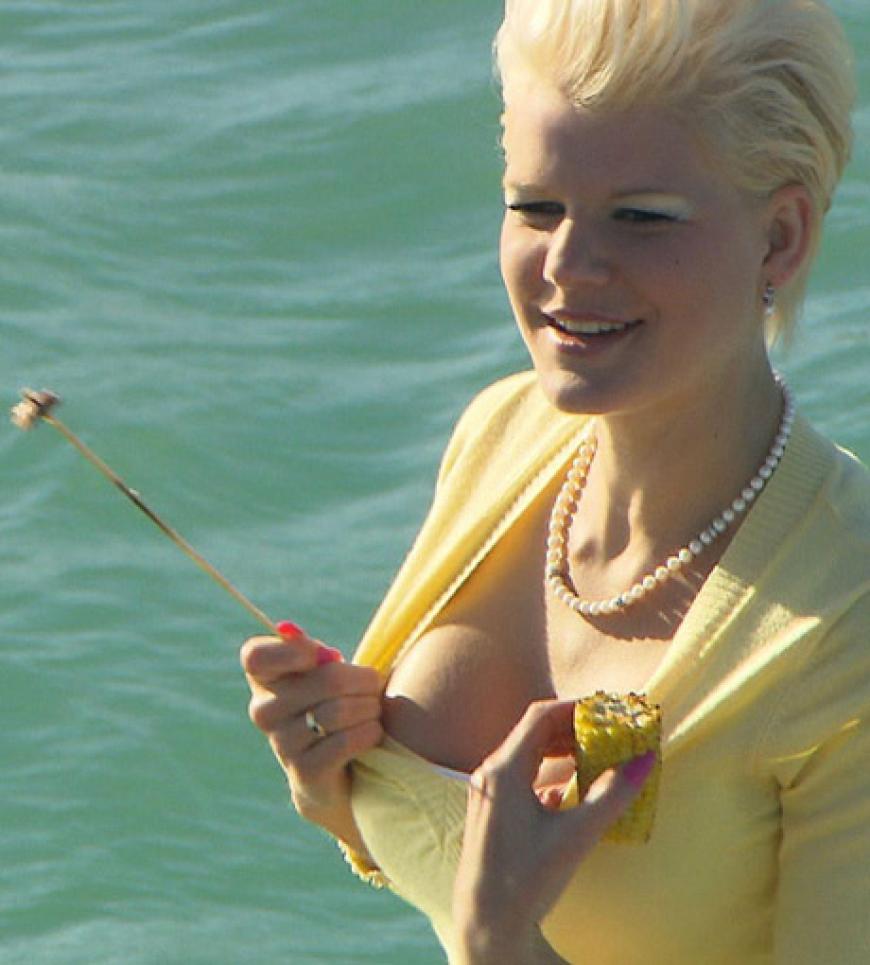 In der fünften Sendung verbringen die Kandidatinnen einen Tag am Meer.´ Melanie versucht männliche Möwen anzulocken...