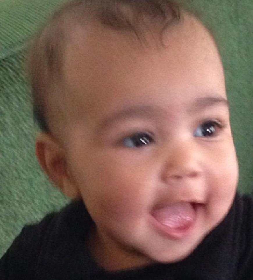 Awwwwww! Da ist die kleine North West von Kim Kardashian und Kanye West endlich wieder.