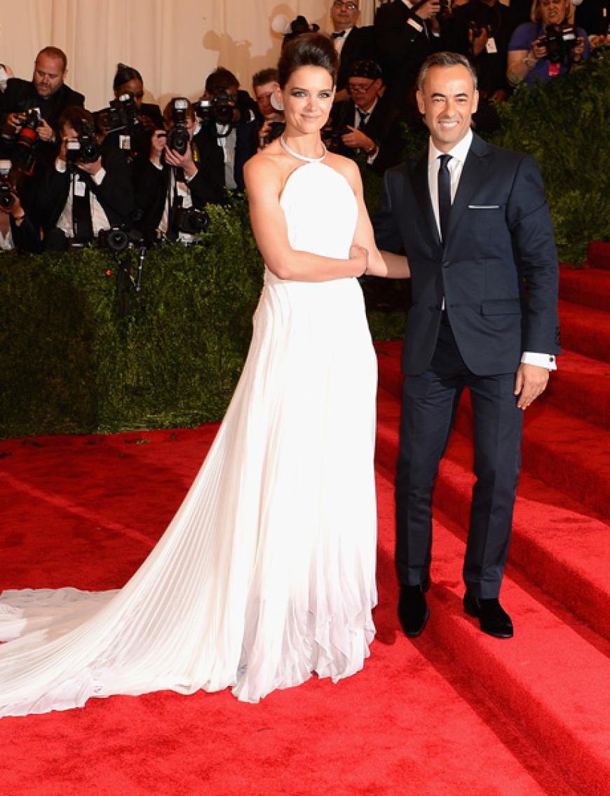 Francisco Costa mit Katie Holmes, die sich für eine weiße Robe aus dem Hause Calvin Klein entschied