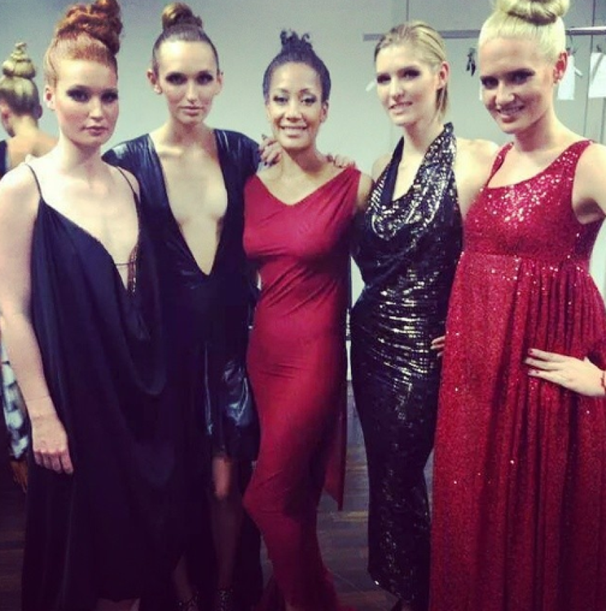 Topmodels unter sich - Samantha (l.), Anna (2.v.l.), Nancy (2.v.r.) und Sarah Knappik (r.) liefen bei der Show von Kauffeld und Jahn