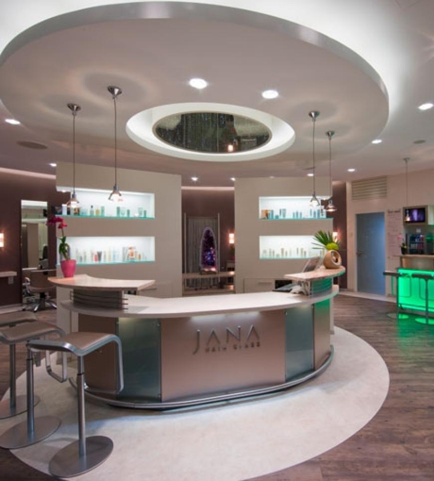 Neben Schnitt und Haarfarbe bietet Jana Eichler auch Haarverlängerungen, Make-up und Kosmetik, aber auch Massage, Waxing und Nagelmodellage an.