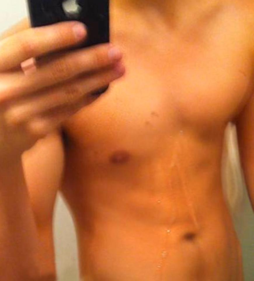 Dylan Sprouse zeigt sich nackt