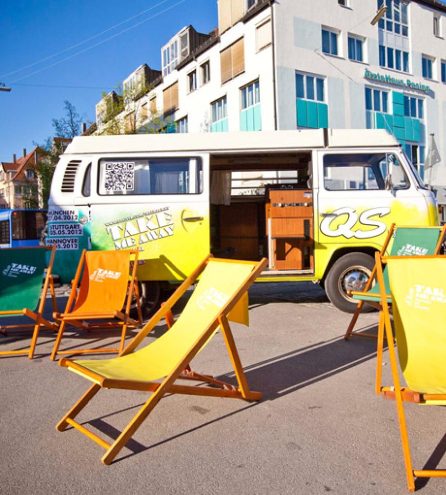 Die bunten s.Oliver VW Busse säumten das Konzertgelände und sorgten zusammen mit dem schwarzen Truck für jede Menge Aufmerksamkeit und eine tolle Kulisse