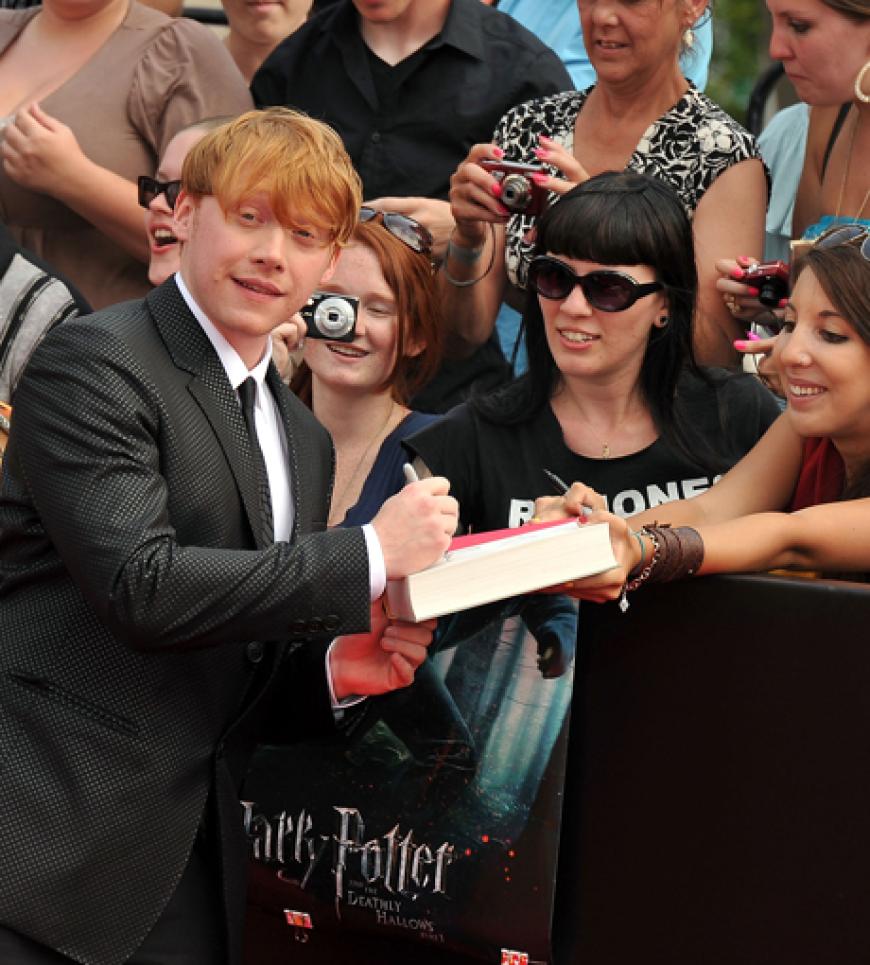 Rupert Grint schreibt fleißig Autogramme