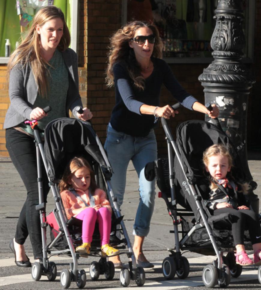 Sarah Jessica Parker spaziert mit Kindermädchen und ihren beiden Töchtern durch New York City