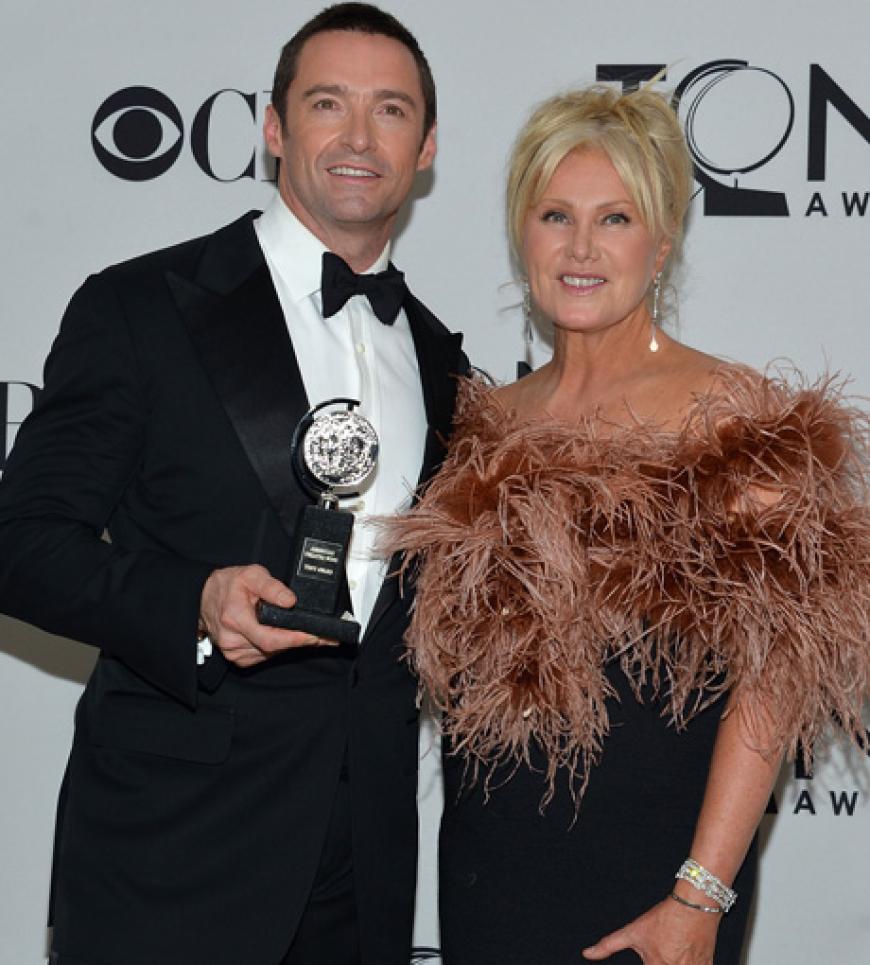 Hugh Jackman mit seinen beiden Trophäen: Den Sonderpreis und seiner Frau Deborra-Lee Furness