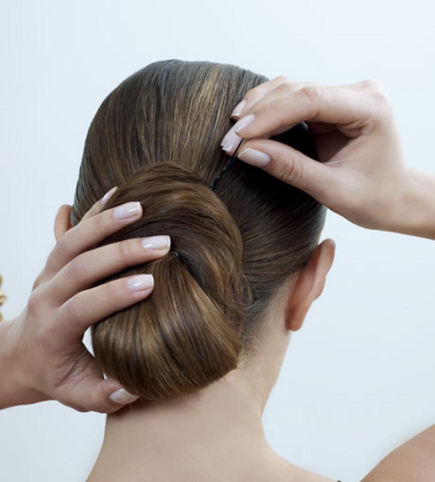 Das Ende am Hinterkopf befestigen und gut im Knoten verstecken. Wenn nötig, den Chignon mit weiteren Haarnadeln fixieren.
