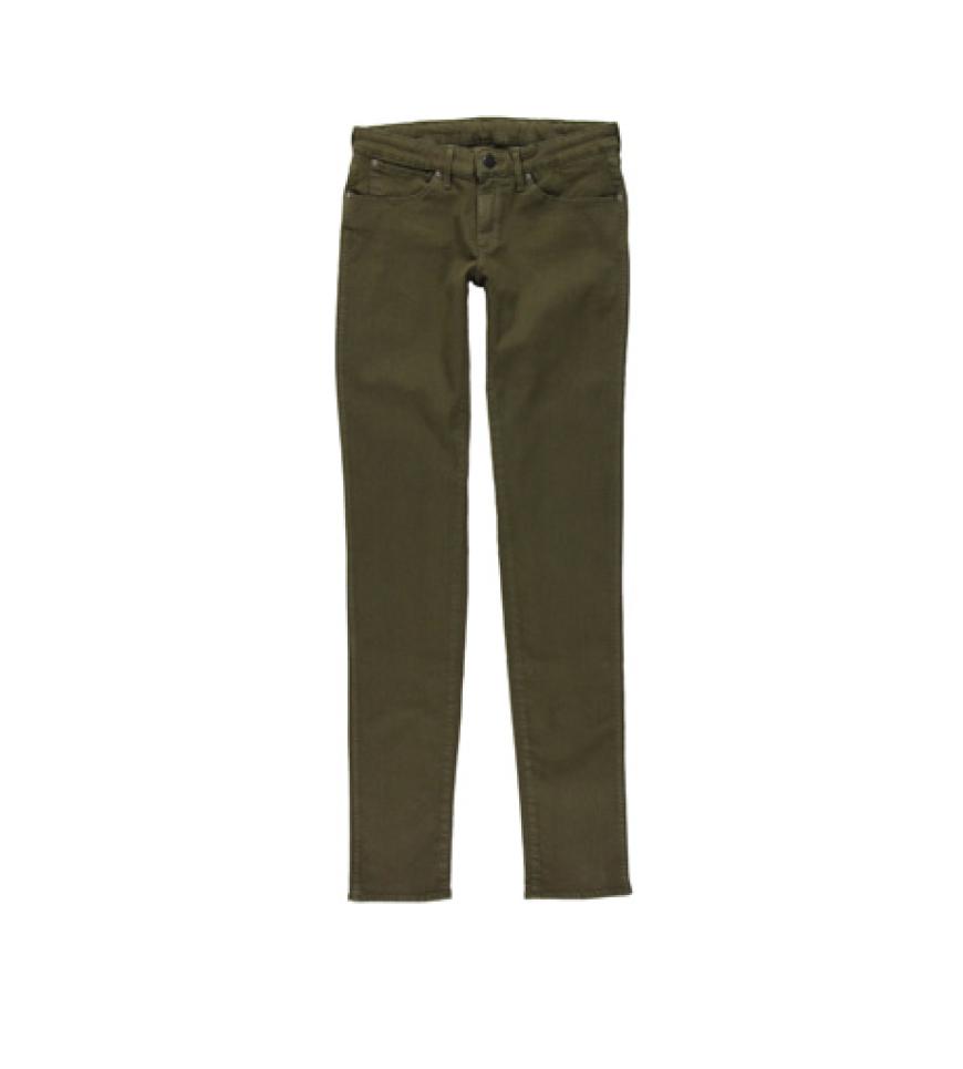 Die low-rise Jeans in Khakigrün ist von Wrangler, ca. 100 Euro