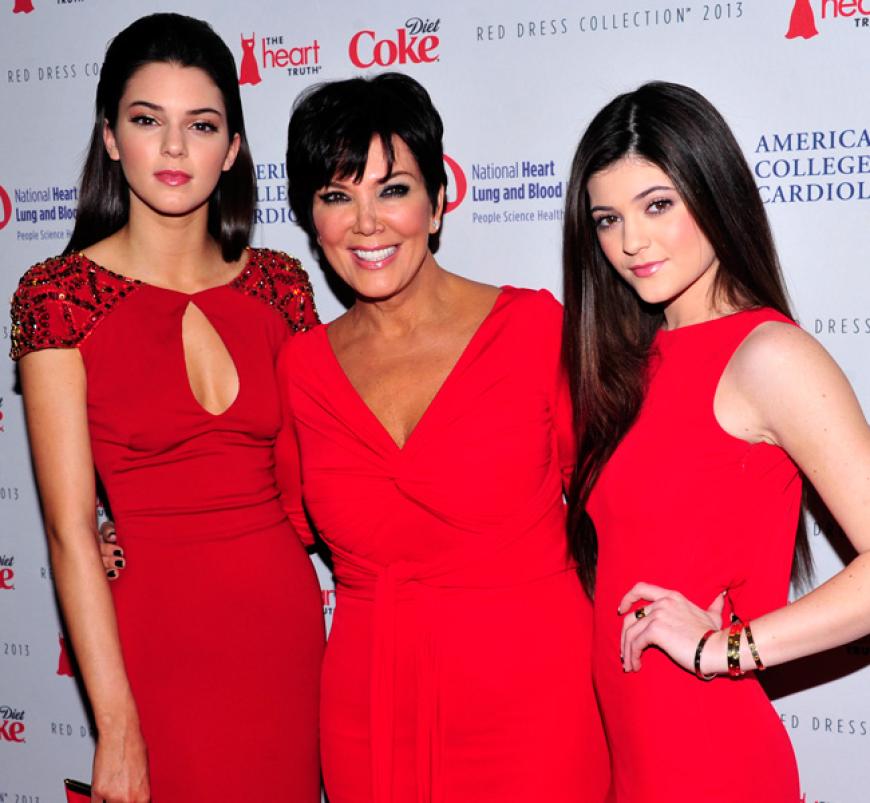 Kris Jenner (m.) mit ihren Töchtern Kendall Jenner (l.) und Kylie Jenner (r.)