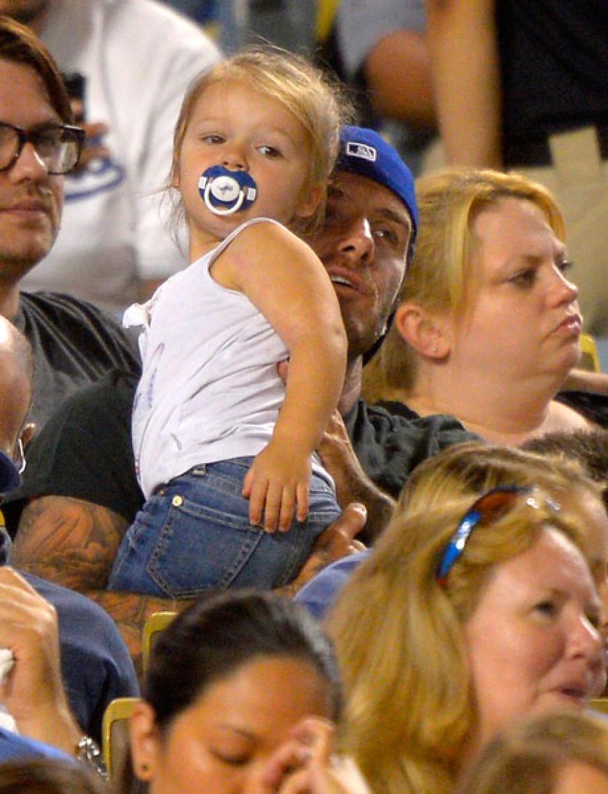 Hier schaut sich Harper mit Daddy David ein Baseballspiel der´ Los Angeles Dodgers an