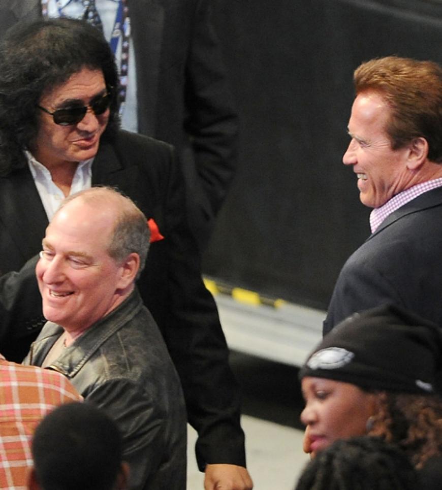 Arnold Schwarzenegger begrüßt Musik-Legende Gene Simmons 