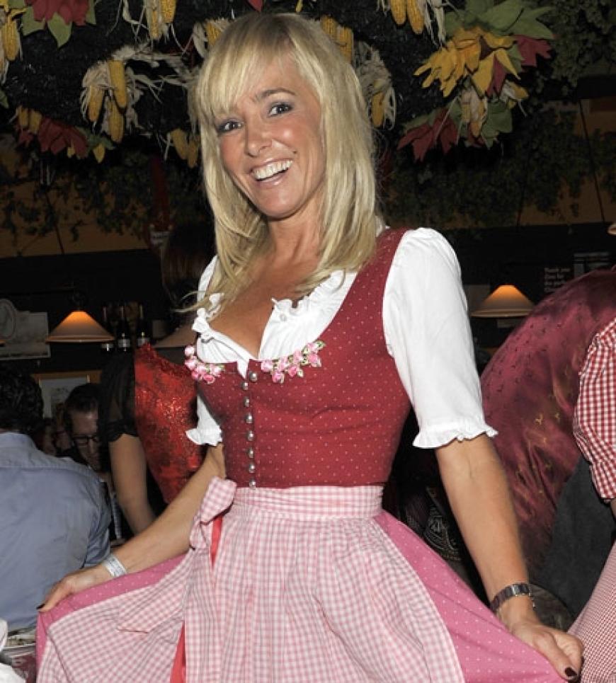 Dschungel-Liebling Gundis Zambo in einem roten Dirndl