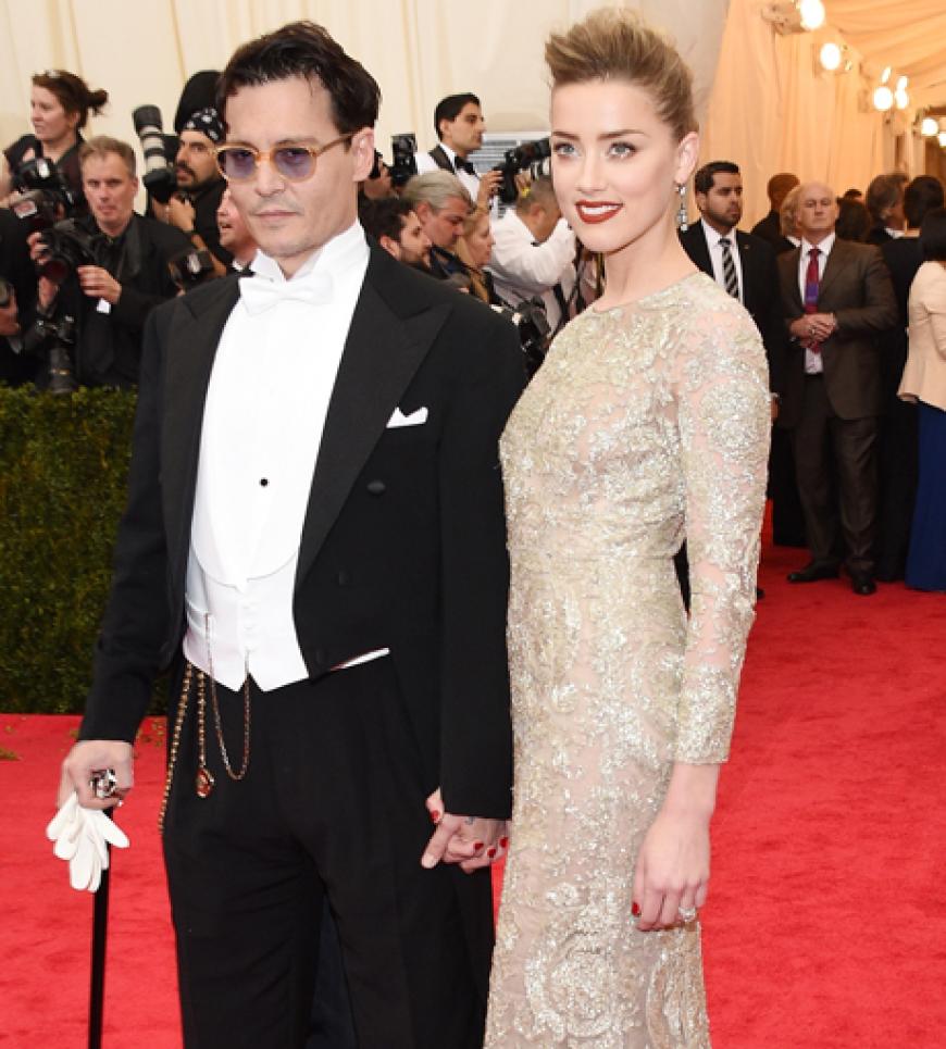 Es ist der Ring von Amber Heard. Das Paar lernte sich 2011 am Set zu