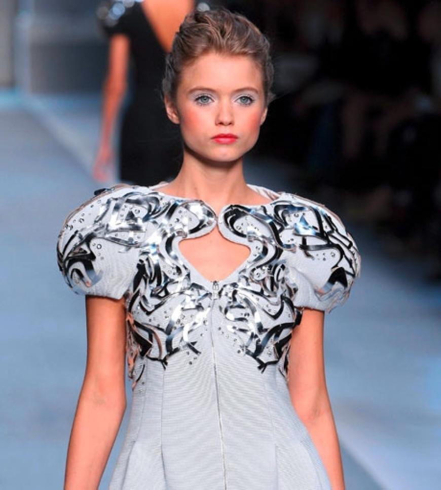 Futuristische Kleider in Metallic-Optik, so stellt sich Lagerfeld die neue Mode vor. Besonders auffallend: die ausgeprägten Schulterpartien der grauen Roben