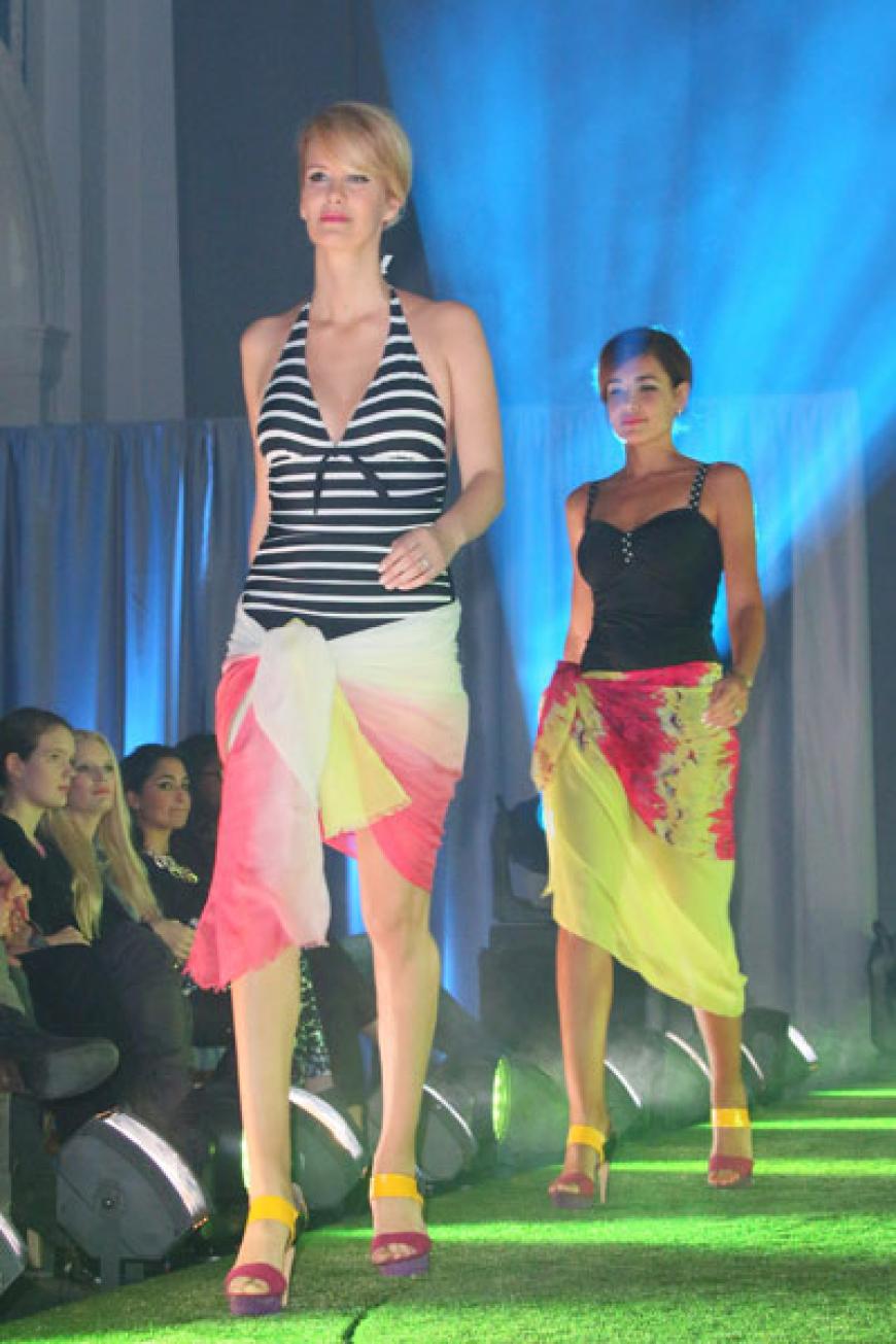 Und dann ging es auch schon auf den Catwalk! Die besten Freundinnen Monica Ivancan und Jana Ina sahen fabelhaft aus und fühlten sich pudelwohl in der Kollektion