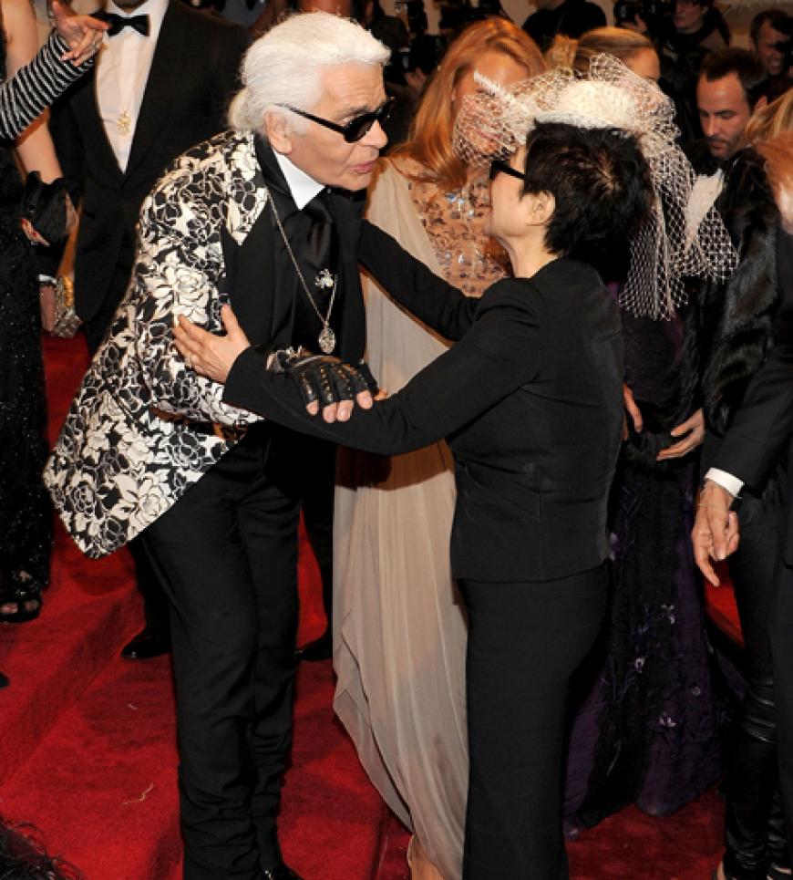 Karl Lagerfeld begrüßt Yoko Ono