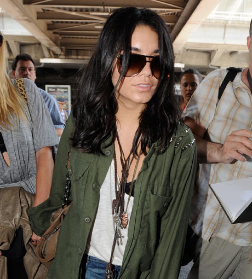 Vanessa Hudgens bei ihrer Ankuft am Flughafen in Nizza