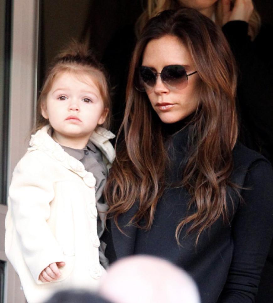 Paris St. Germains kleinster Fußi-Fan: Victoria Beckham und Töchterchen Harper Seven sind am Start, als Papa David am 9. März 2013 gegen Nancy antritt