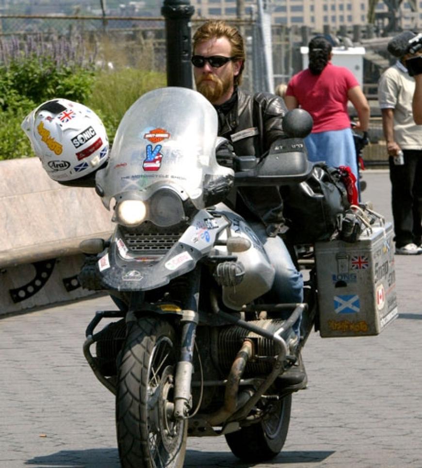 Ewan McGregor tourt mit seiner Maschine über die Straßen